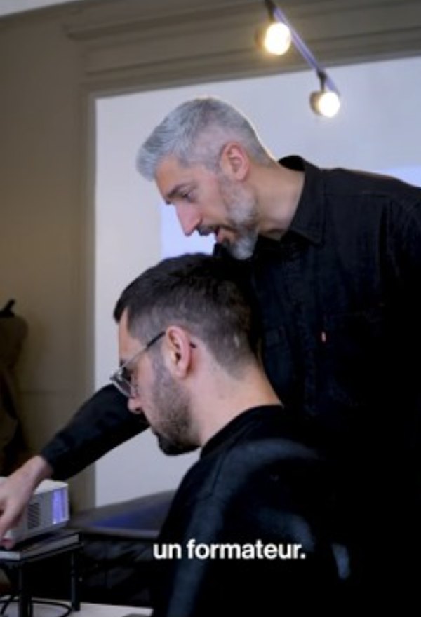 Emmanuel Poteau accompagne un formateur pendant une session