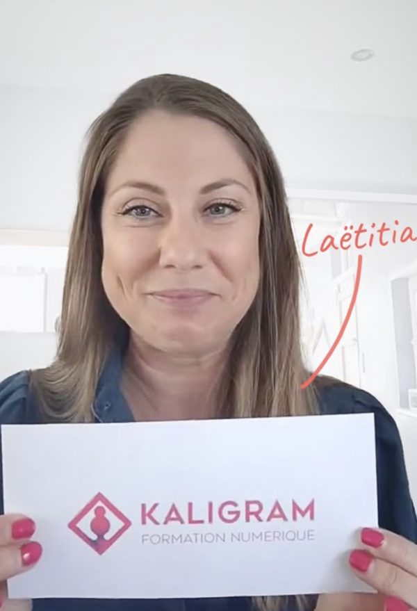Laëtitia, stagiaire, tient une feuille Kaligram