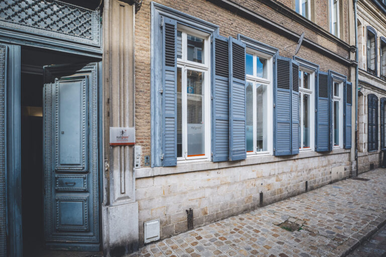 L'entrée de Kaligram au 26 rue Voltaire : la grande porte bleue et la plaque Kaligram