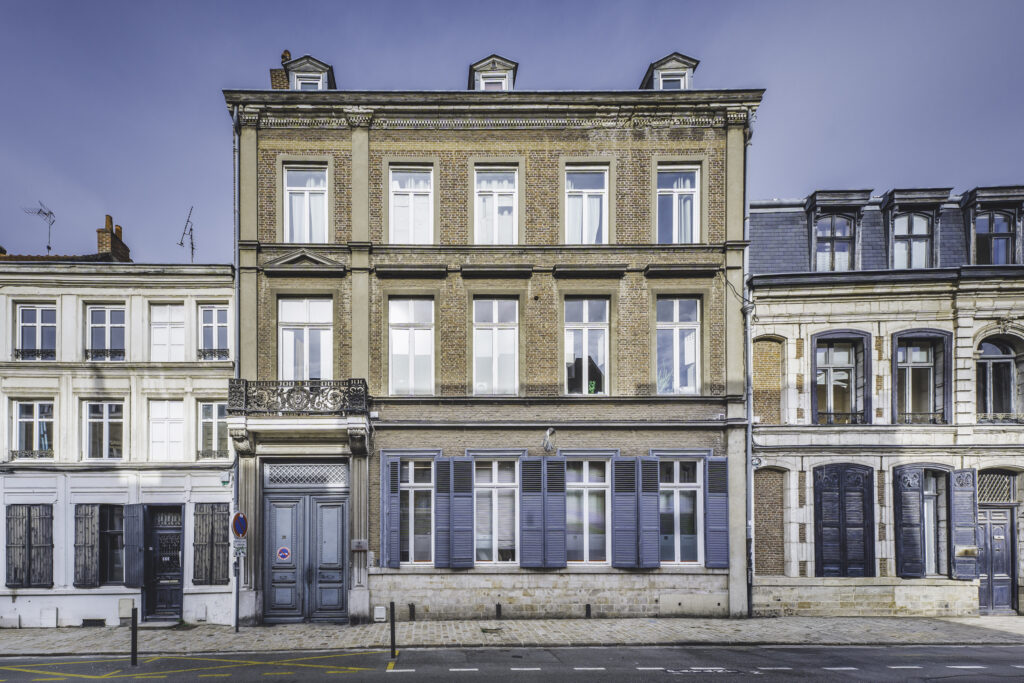 Le bâtiment du 26 rue Voltaire dans le Vieux-Lille : Kaligram occupe le rez-de-chaussée, derrière les volets bleus