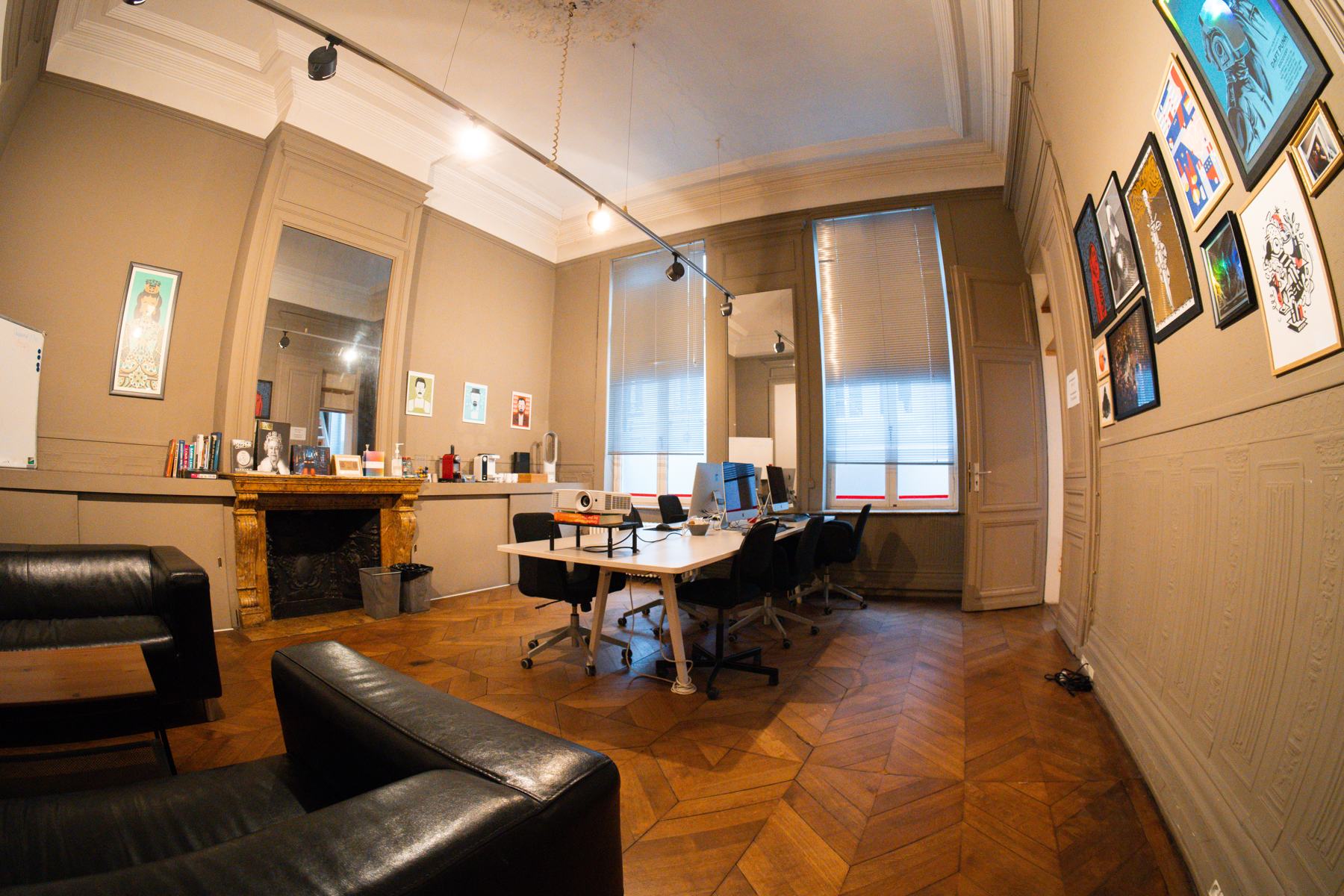 La grande salle de formation Kaligram : table de travail, postes, vidéoprojecteur, canapés et cheminée
