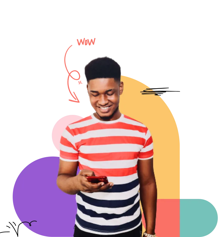 Un stagiaire sourit en regardant son téléphone